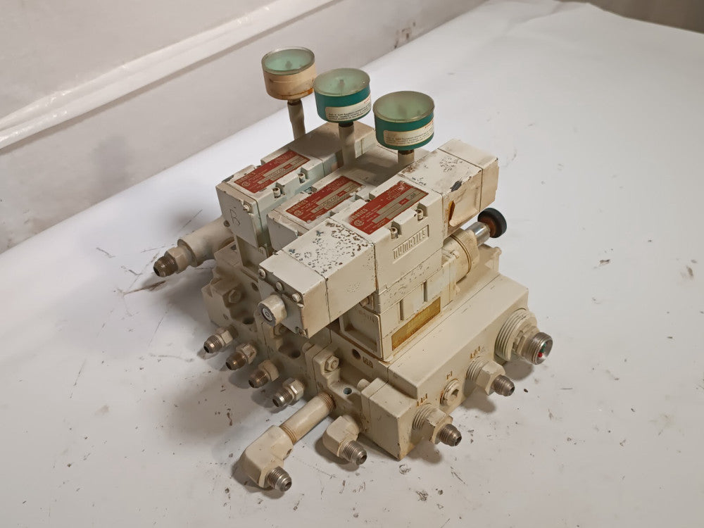 Manifold w/ (3) Numatics 152SA400K 4/2 Position Solenoid Air Valves 120V Coil