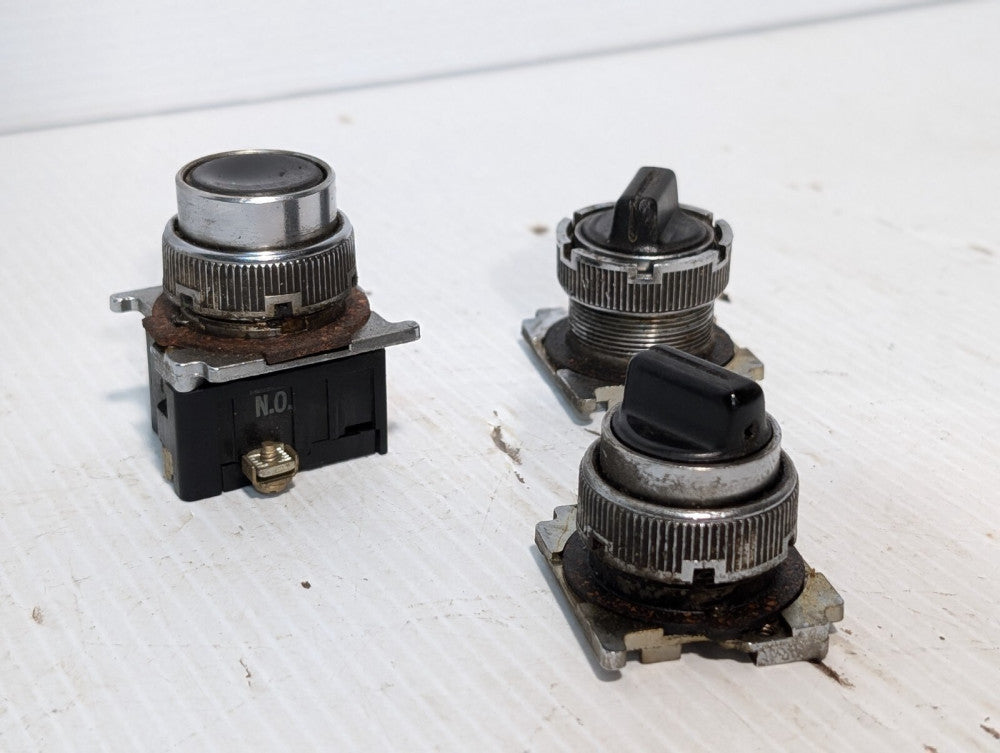 Lot of 3 Eaton Cutler Hammer switches: 1 pushbutton, 2 selector