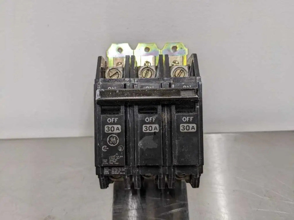 General Electric ZZ-7359 3 POLE Circuit Breaker 240, VAC E11592 Type THQC