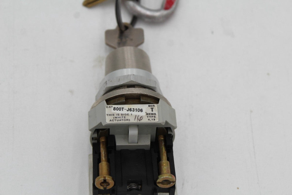 Allen-Bradley 800T-J63106 Ser. T Keyed Selector Switch