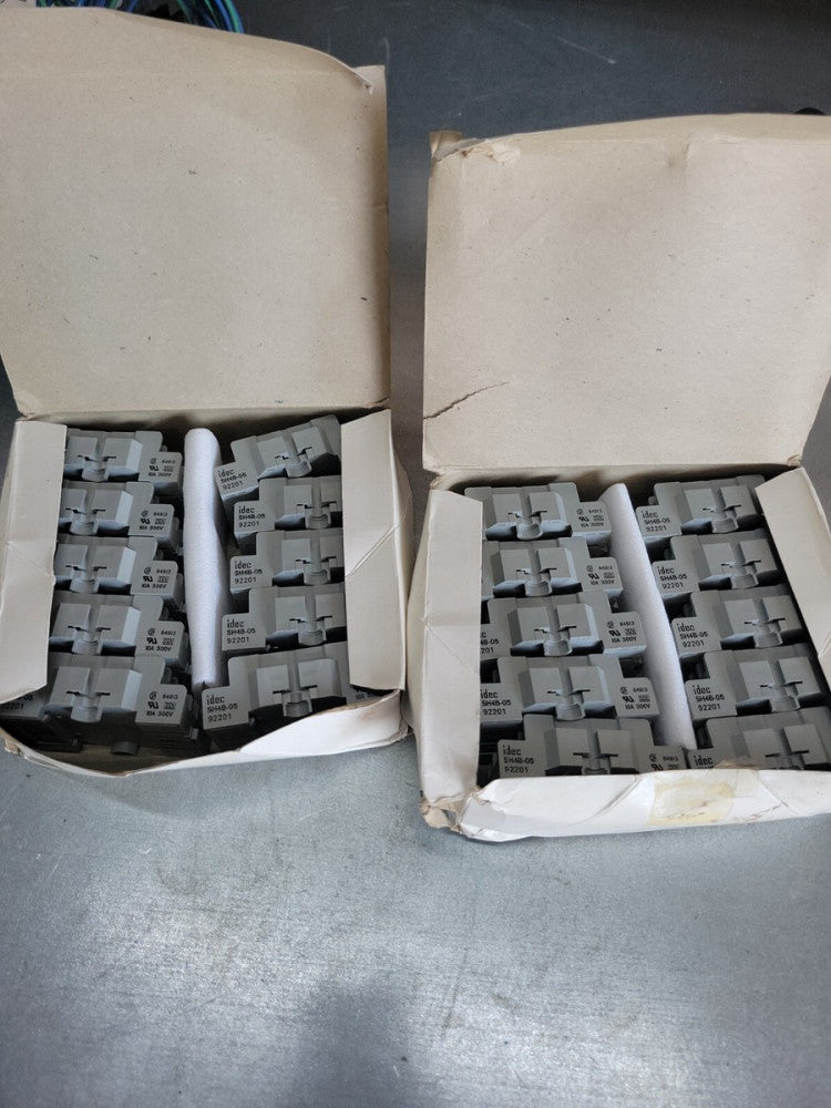 ( 1 ) IDEC SH4B-05 92201 Relay Socket DIN Rail Panel Screw 14 Pins 10 Amp ~ NOS
