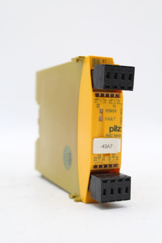 Pilz PNOZ mo4p Expansion Module (broken side mount clip)