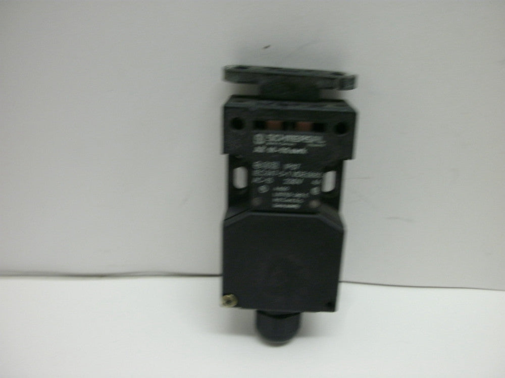 SCHMERSAL AZ 16-02ZVRK SAFETY INTERLOCK SWITCH KEYED BOTTOM WIRE CONNECTION IP67