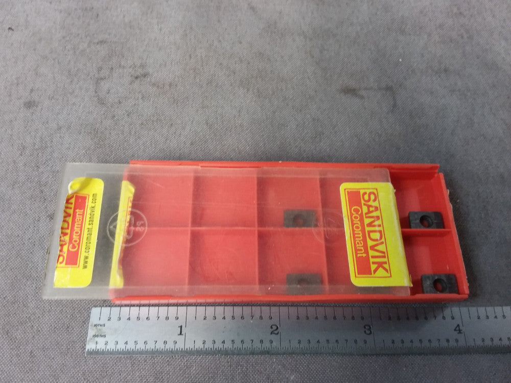 Lot Sandvik Lathe Carbide Insert r215.44-090208-AAH H13A - 6 pieces