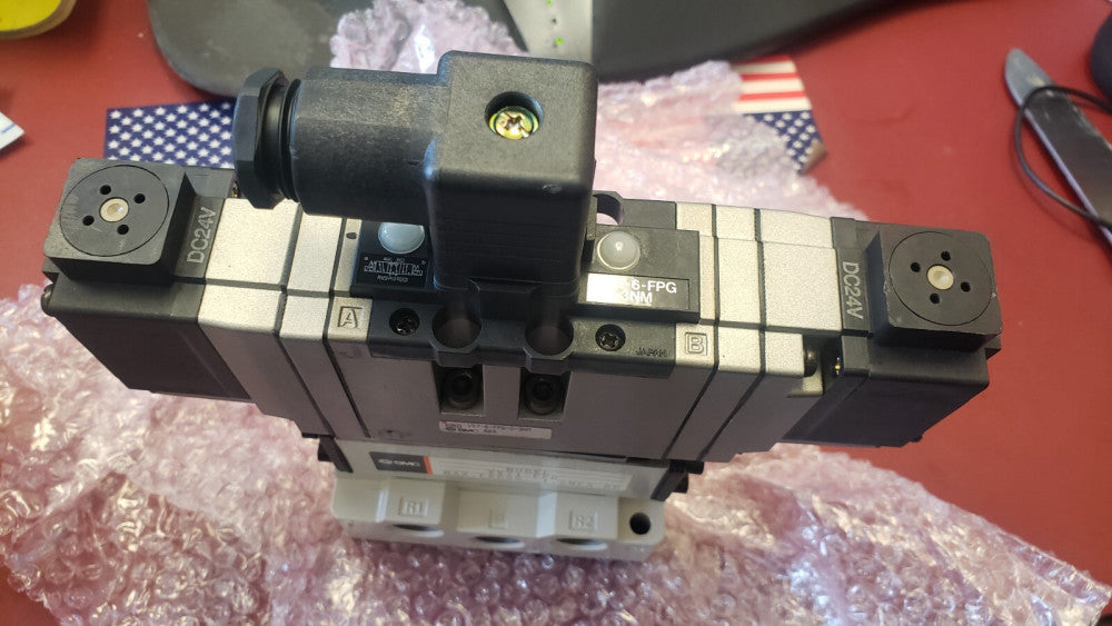 NEW SMC VS7-6-FPG-D-3NM SOLENOID VALVE 24VDC WITH VV71-FPG VALVE MANIFOLD (F2-5A