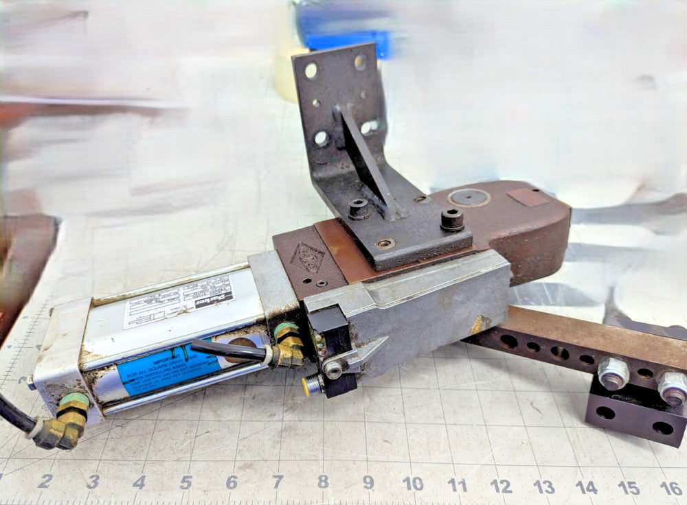 De-Sta-Co 82G5N Pneumatic Power Clamp Working Pull [C1S3]