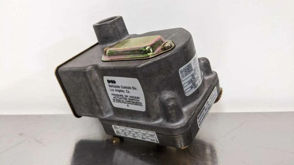 Barksdale D2T-H18 Pressure Switch 1/4" 125/250/480VAC 10/10/3A