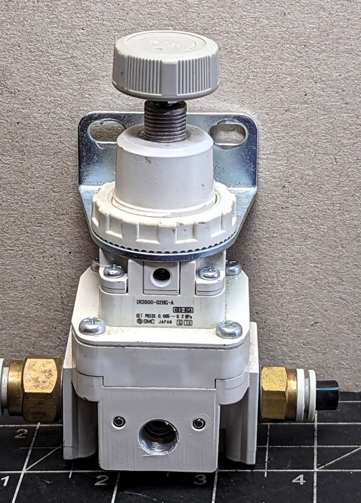 SMC IR2000-02BG-A regulator, 1/4 pt, IR PRECISION REGULATOR WORKING PULL [OF53]