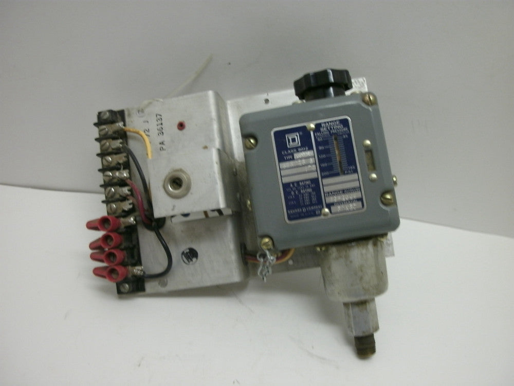 SQUARE D ACW8S22 INDUSTRIAL PRESSURE SWITCH RANGE 35-200# DIFFERENTIAL FIXED