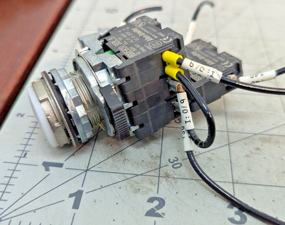 Allen Bradley LED White Pilot Light 800FM-P7 Operator With 4 Switches [OF31]