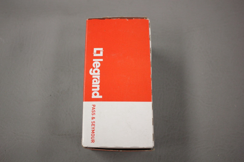 PASS AND SEYMOUR INDUSTRIAL LOCKING CONNECTOR L1620-C