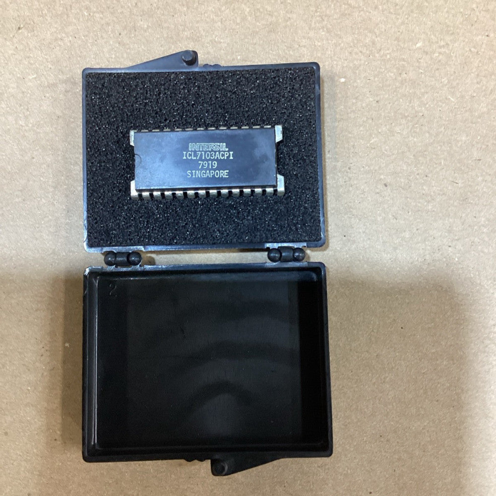 Intersil ICL7103ACPI 7919 Precision 4 1/2 Digit A/D Converter - RARE ! - NOS
