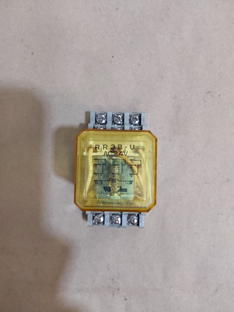 IDEC RR3B-U AX24V RELAY 120VAC UNMP W/ BASE SR3B-05