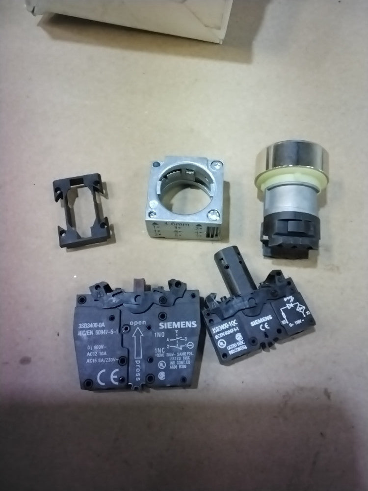 Siemens 3SB3 651-0AA41 Green Pushbutton
