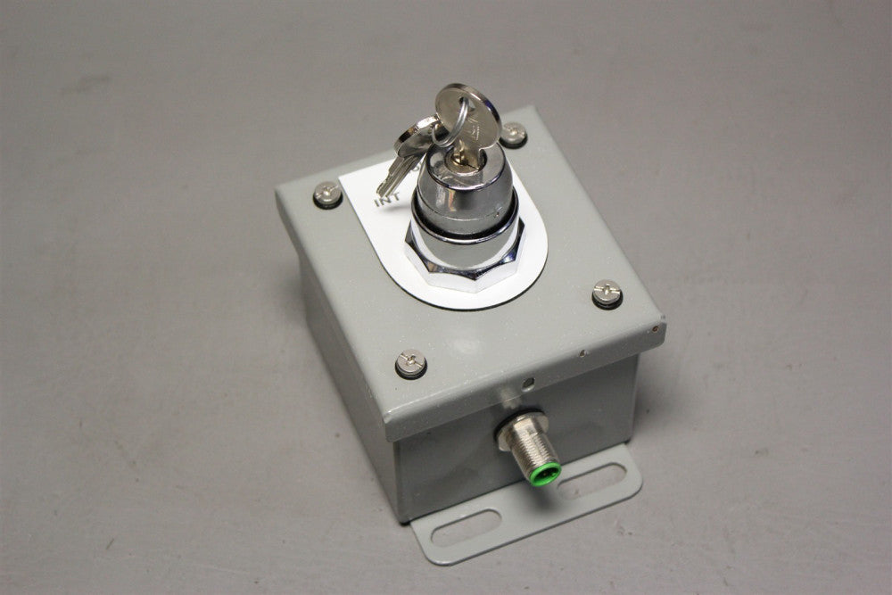 SQUARE D KEYED MOMENTARY SELECTOR SWITCH IN ENCLOSURE .