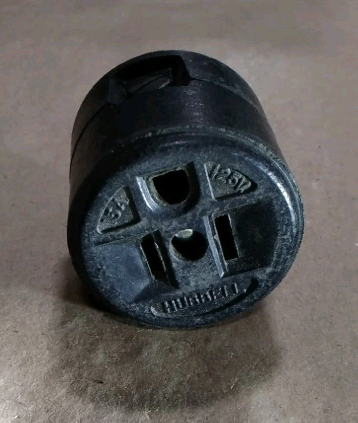 Hubbell Straight Blade To Twist Loc Adapter