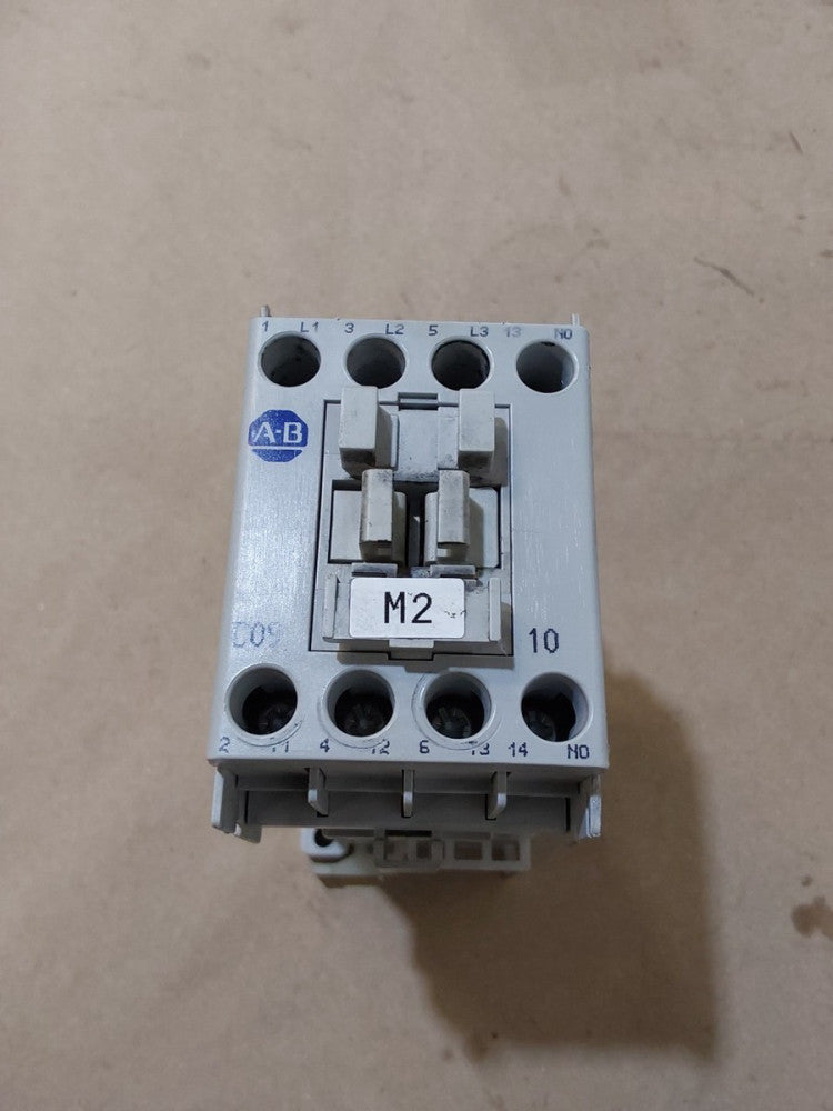 ALLEN-BRADLEY 100-C09Z 10 Series A 32 Amp 690V Contactor