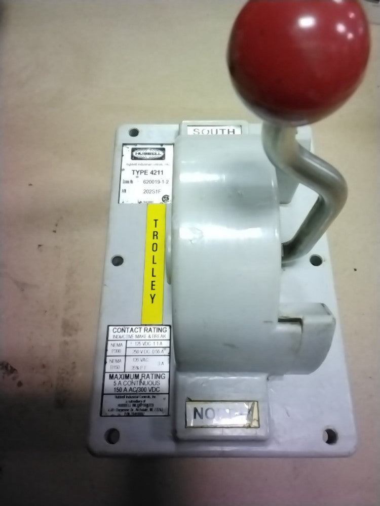 Hubbell Type 4211 202S1F 120 Volts Mounted Switch....F126