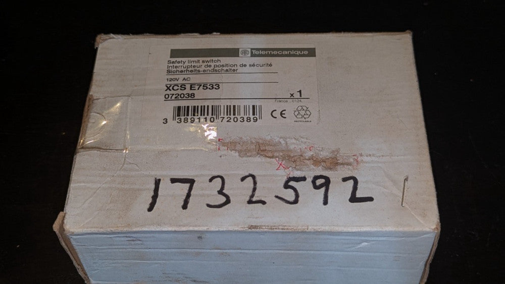 (1) Telemecanique Safety Limit Switch XCS E7533 / 072038 NIB