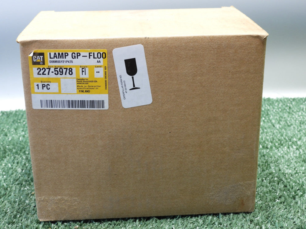 Genuine CAT 227-5978  1800 lumen Compact Square LED Work Light, 12-24V, Clear Fl