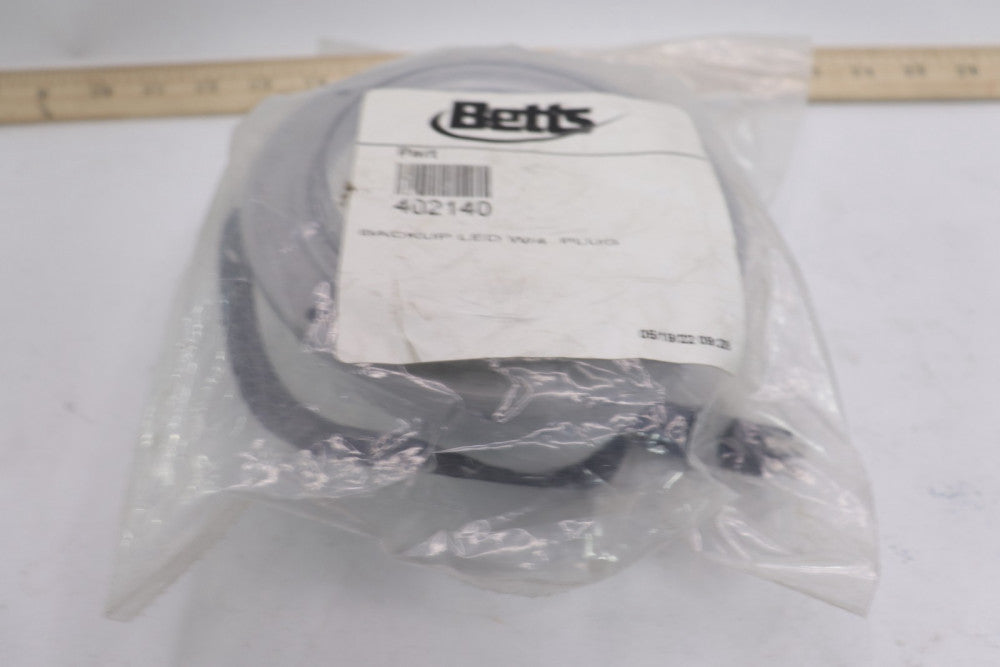 Betts LED Backup w/ 4" Plug 402140