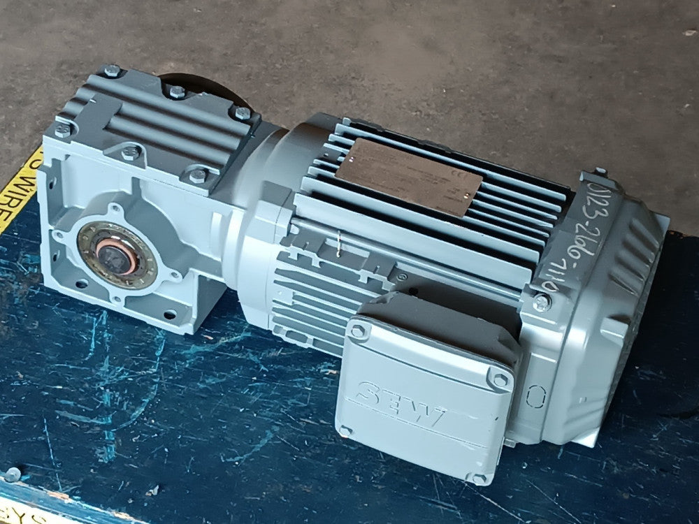 SEW-USOCOME WAF30 DRN80M4 Gear Motor, Right Angle, 1751/214rpm, IP54, 60Hz