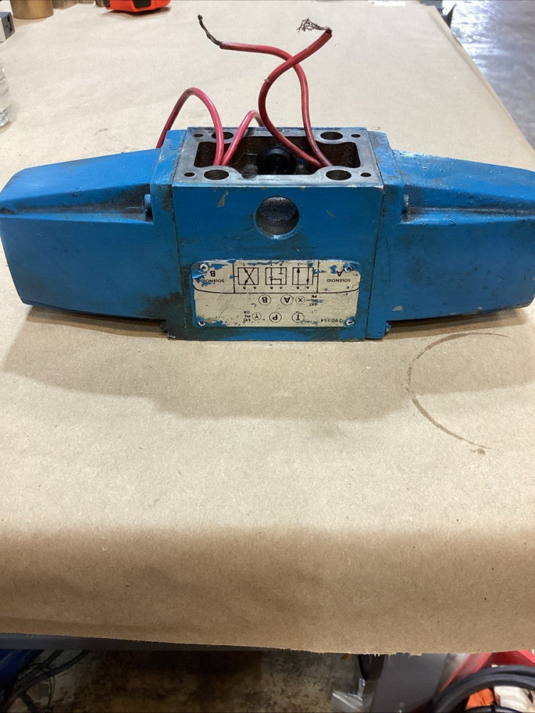 Vickers DG4S4L-012N-51 Hydraulic Directional Control Solenoid Valve D05 120V