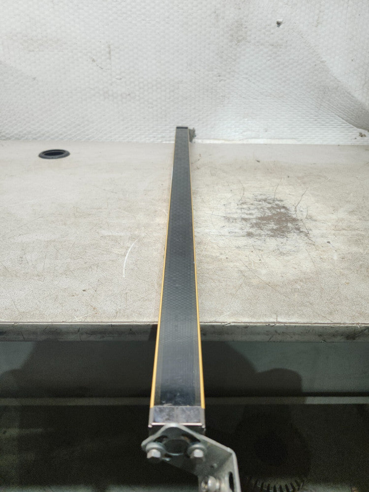 USED OMRON SAFETY LIGHT CURTIAN EMMITTER F3SN-A0742P25-D