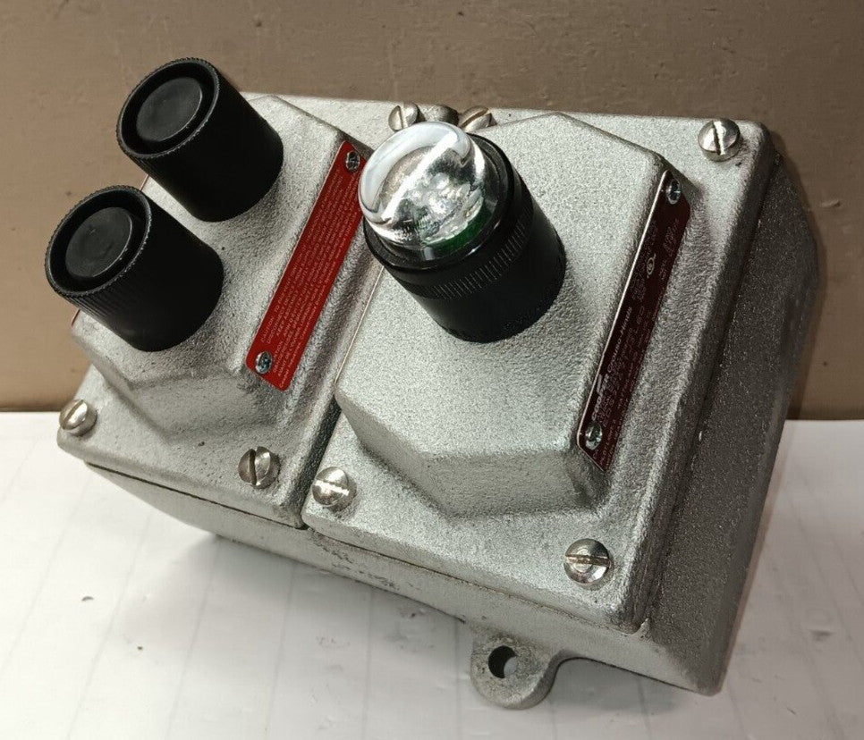 NEW CROUSE HINDS EDS32471J3LED COMBO XP PUSHBUTTON & PILOT LIGHT CONTROL STATION