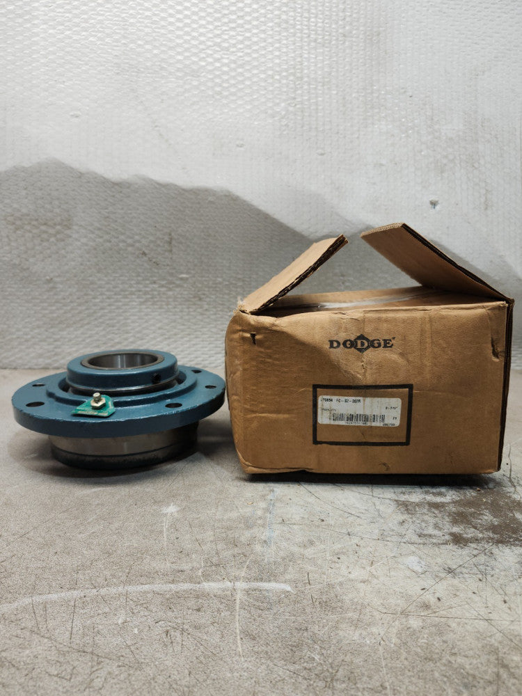 NEW IN BOX DODGE PILOTED FLANGE BEARING FC-S2-207R 070654