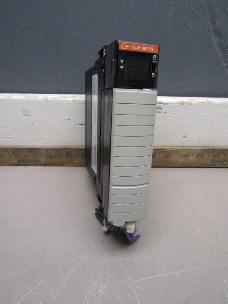 ALLEN BRADLEY CONTROLLOGIX 1756-OW16I SER-A FW-3.2 16PT RELAY OUTPUT MODULE XLNT
