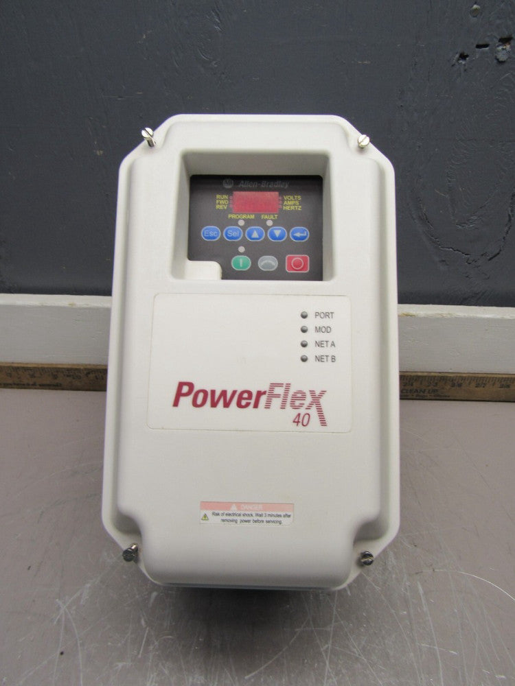 ALLEN BRADLEY POWERFLEX-40 22B-V5P0C104 AC DRIVE SER-A 1HP NEW SURPLUS NO BOX !!