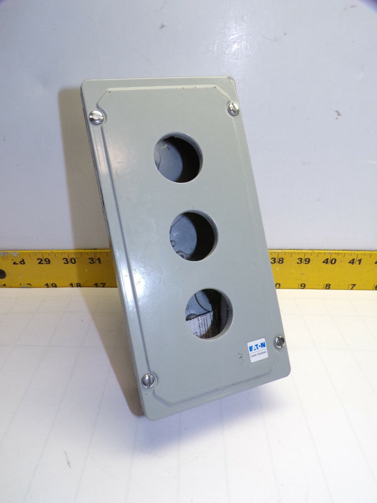 NEW CUTLER HAMMER 3 HOLE PUSHBUTTON STATION 1" ENTRY  10250T/E34