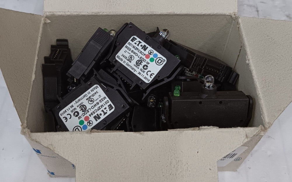 BOX OF 20) NEW EATON M22-SWD-LEDC-W WHITE LED BULB MODULE BASE MOUNT 115997