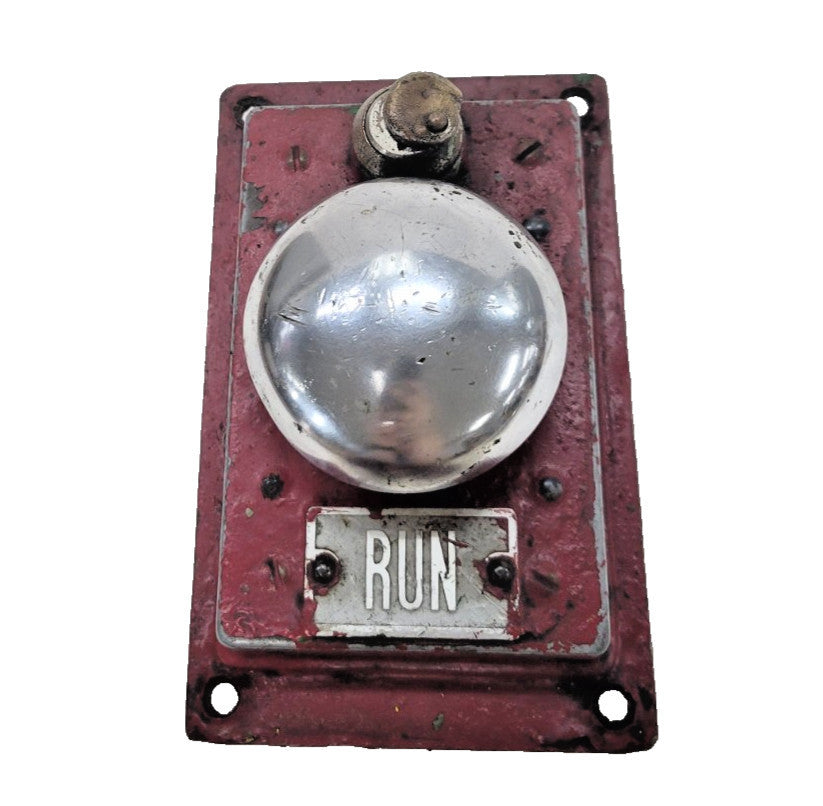 REES METAL "RUN" MUSHROOM 2-1/4" PALM PUSH BUTTON WITH KEY SLOT 3326, NO KEY