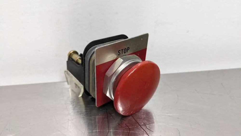 Allen-Bradley 800T-D6 Pushbutton Ser N Red