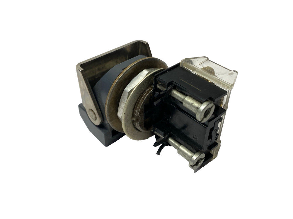 Allen Bradley 800H-WK42 Ser. B Momentary Pushbutton 30mm MISSING CONTACT BLOCK