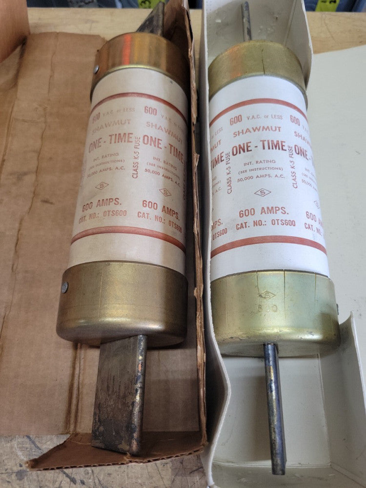 LOT OF 2  Gould Shawmut OTS600 Fuses 600A 600V L NOS