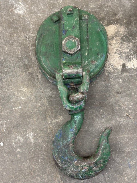 VINTAGE SINGLE WHEEL SNATCH BLOCK PULLEY WITH 9 IN SWIVEL HOOK