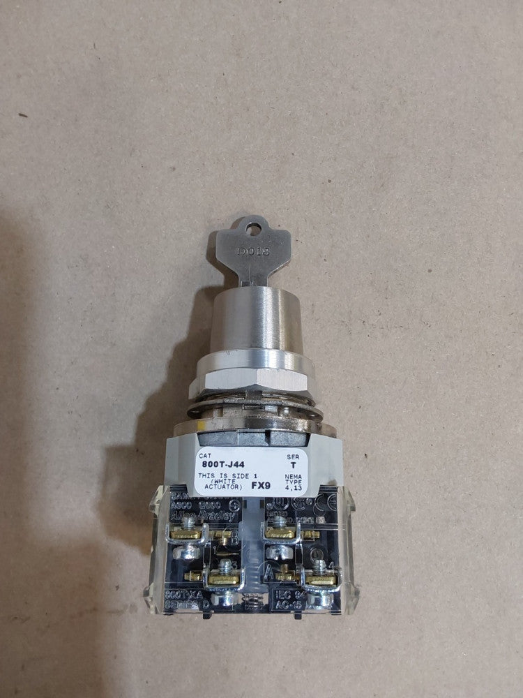 Allen Bradley 800T-J44 FX9 /T 3-Position Selector Switch, 800TJ44. FX9 W/800T-XA