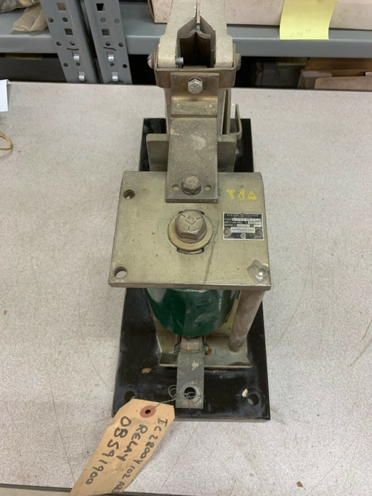 NEW NO BOX GENERAL ELECTRIC DC CONTACTOR IC2800 Y102AB3 WITH 22D75G3A COIL