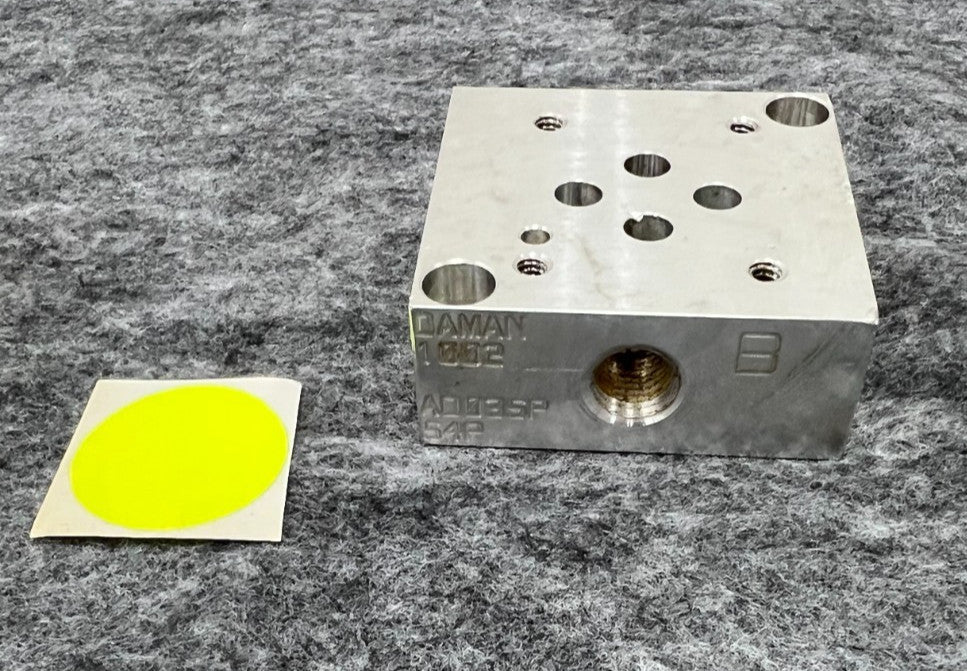 DAMAN 1002 AD035P S4P HYDRAULIC MANIFOLD BLOCK LENGTH 2-1/2" WIDTH 2-1/2"