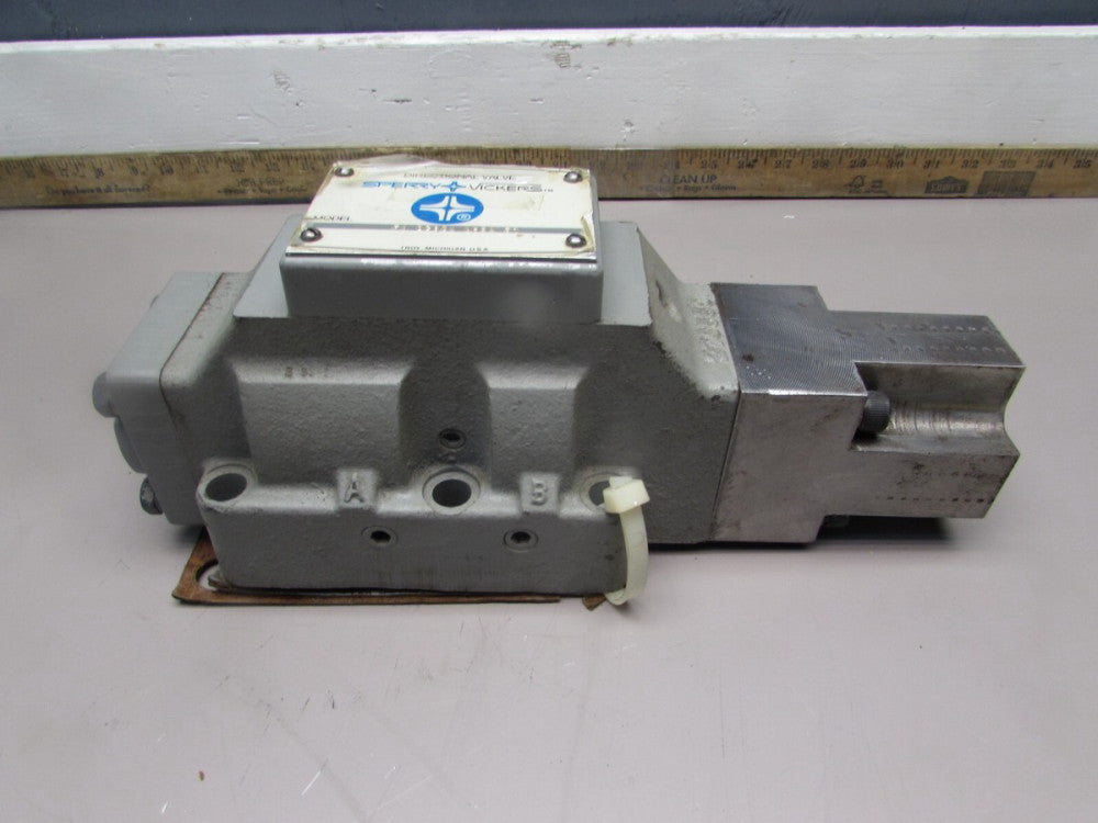VICKERS DG3S4 062A 51 , HYDRAULIC DIRECTIONAL VALVE, NOS! MAKE OFFER!
