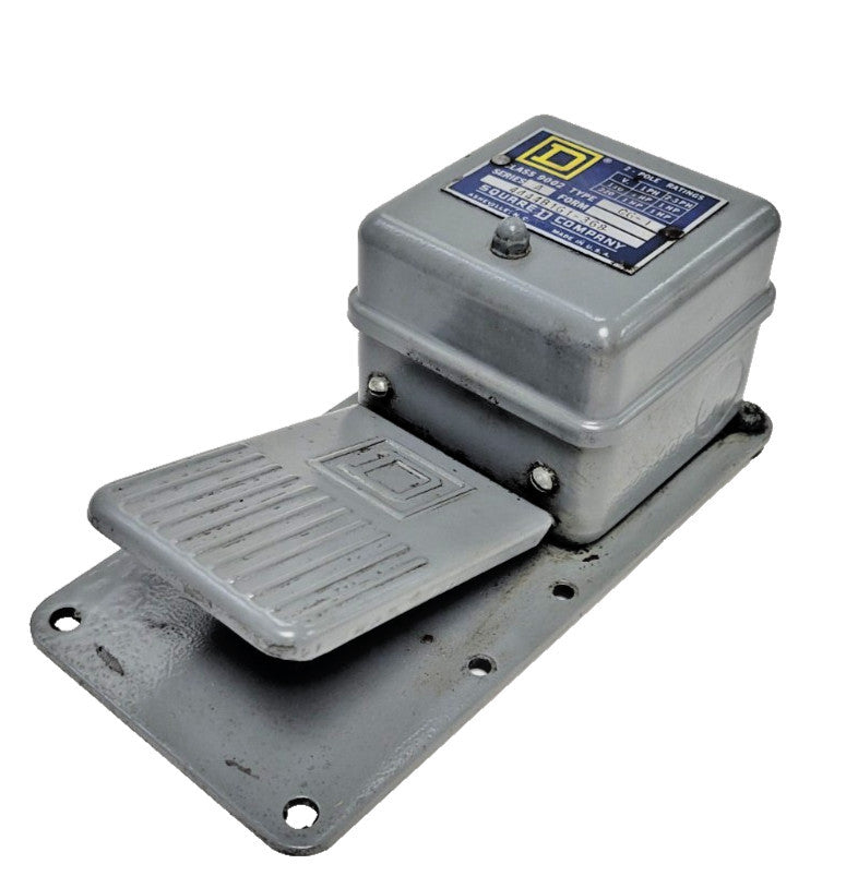 SQUARE-D FOOT SWITCH CG-1 SER. A 4444D1G1-368 W/ 5/8" FRONT PORT