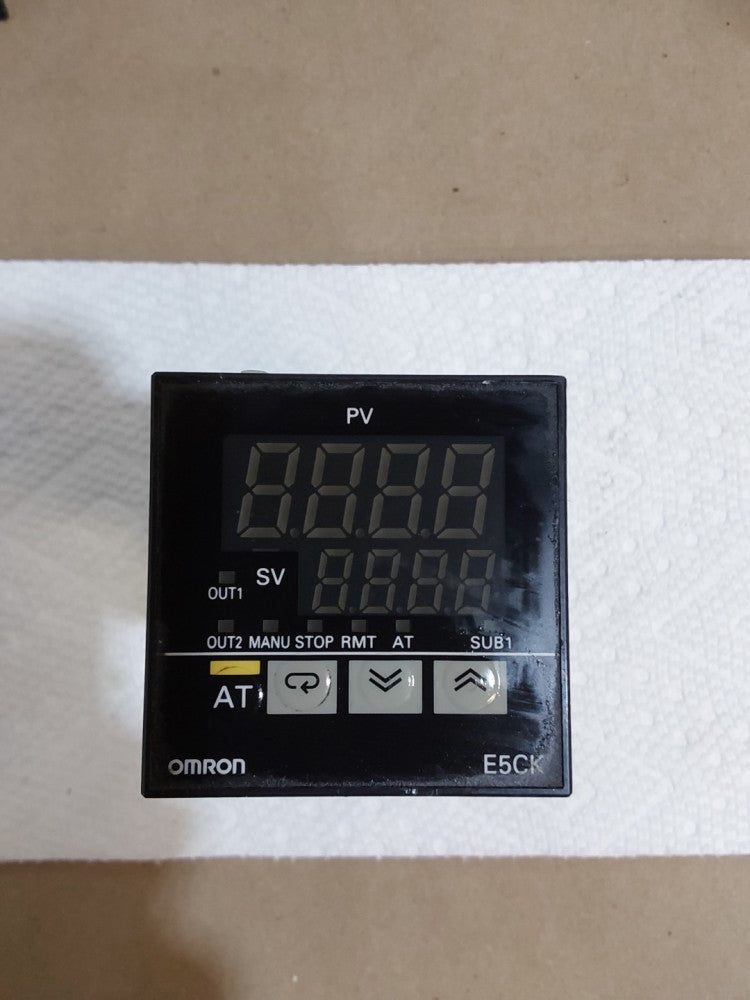 OMRON  E5CK-AA1-302 100-240VAC New Digital Controller