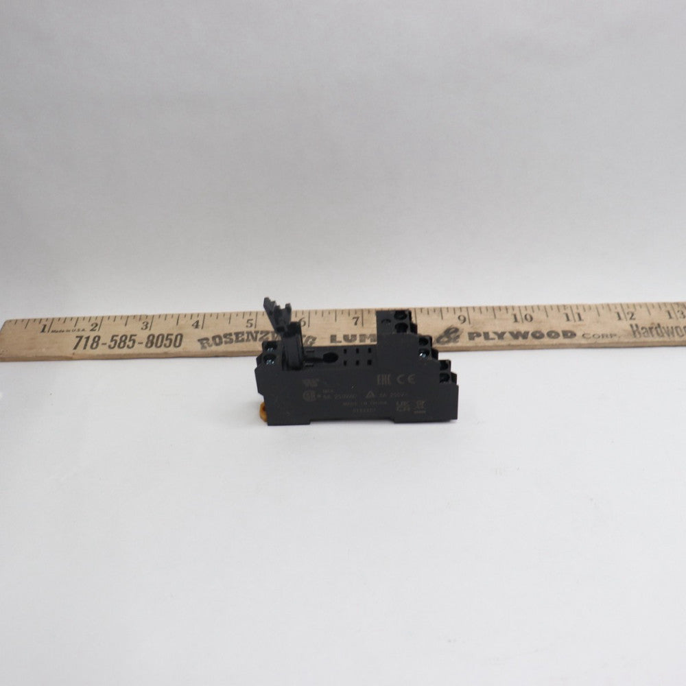 Omron Socket DIN Rail/Surface Mounting 8-Pin Screw Terminals