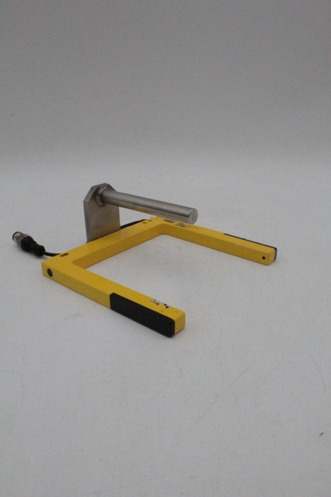 Banner SLM120B6QPMA U-Shaped Fixed Distance Slot Sensor