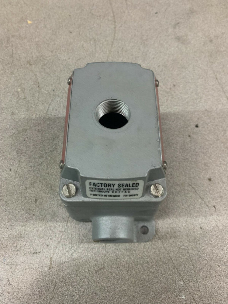 NEW NO BOX APPELTON PUSH BUTTON ENCLOSURE EFDB175UM1 M