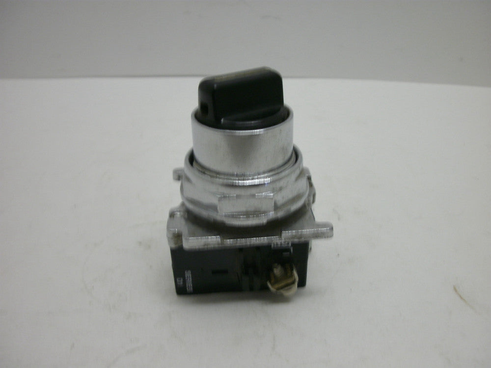 CUTLER-HAMMER 10250T1371-51 2 POSITION SELECTOR SWITCH KNOB MAINT/MOM NEW NO BOX