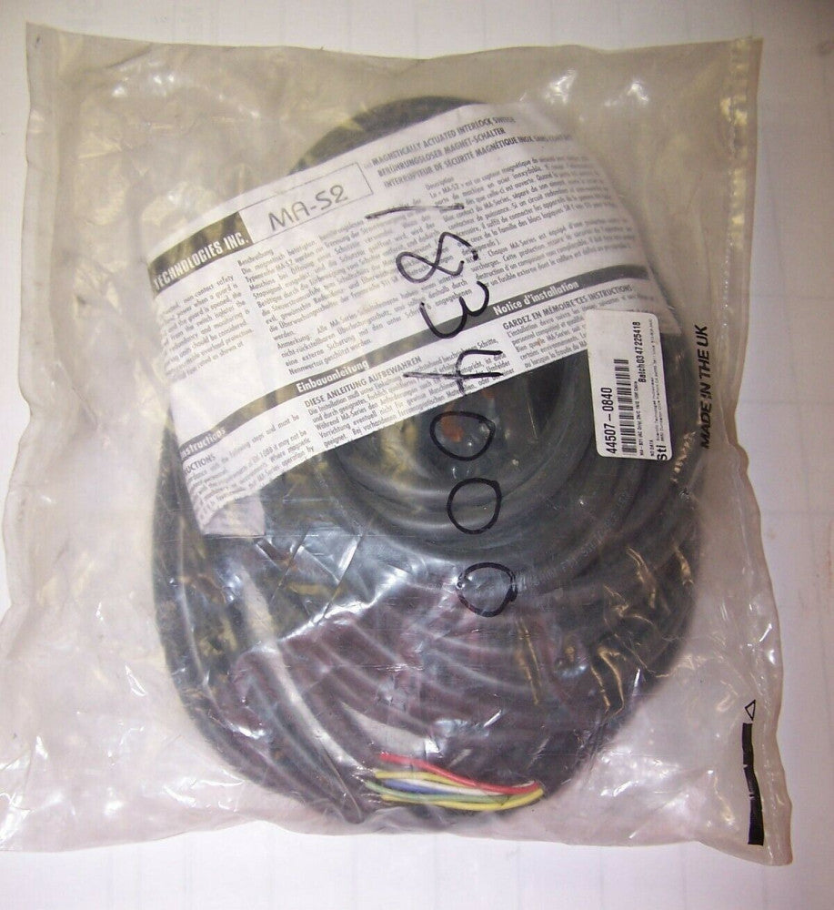 NEW OMRON STI 240 VAC MAGNETICALLY ACTUATED INTERLOCK SWITCH  44507-0840 / MA-S2